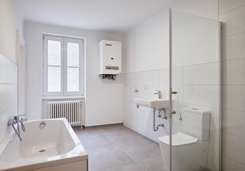 Blick ins Bad vom Flur