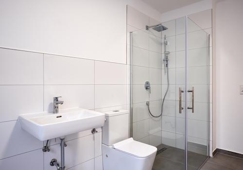 Bad mit WC und Walk-In-Dusche