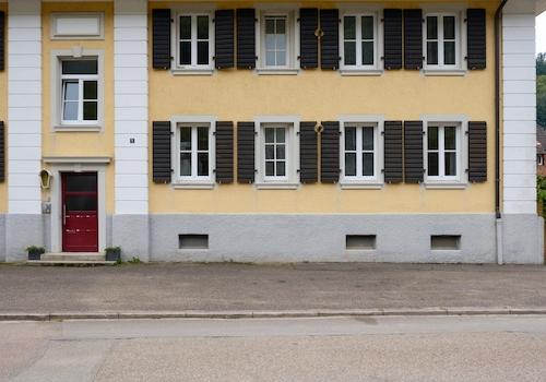 das Haus von der Straße aus