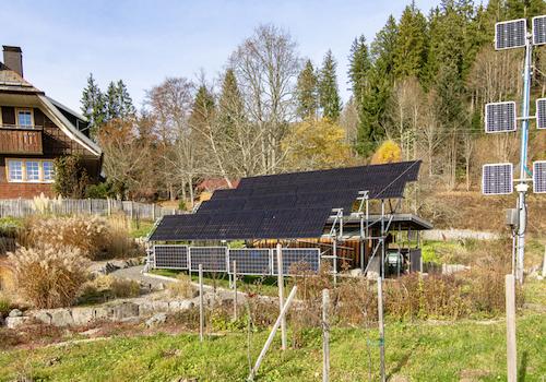 Photovoltaikanlage vor dem Haus