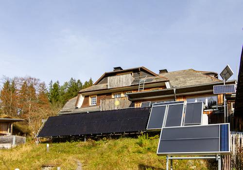 Photovoltaikanlagen hinter dem Haus