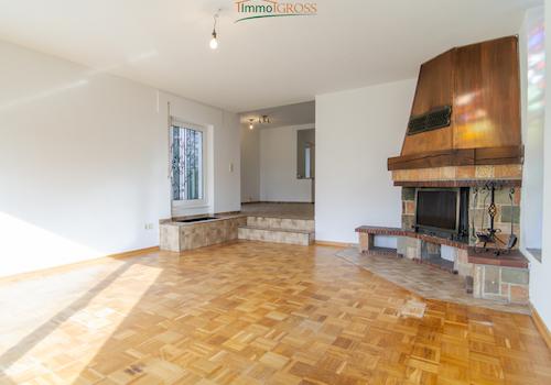 Großes Wohnzimmer mit Kamin