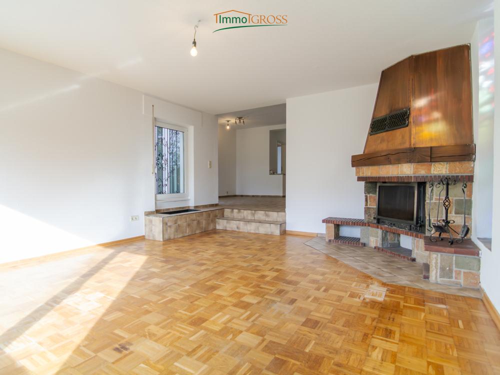 Großes Wohnzimmer mit Kamin