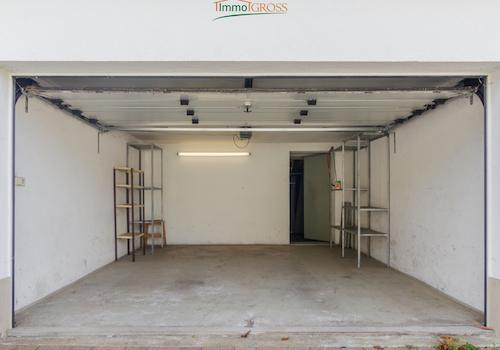Große Garage mit elektrischem Rolltor