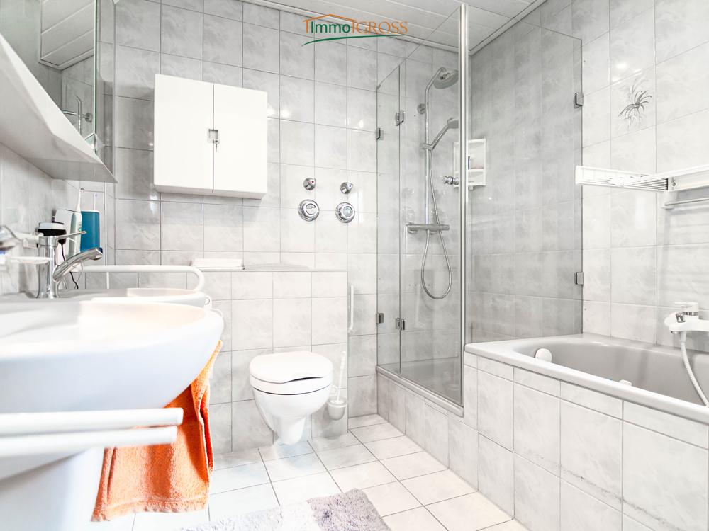 Badezimmer mit Dusche und Badewanne