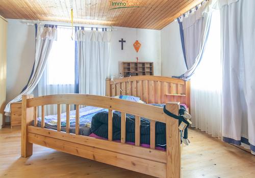 Lichtverwöhntes Schlafzimmer im OG