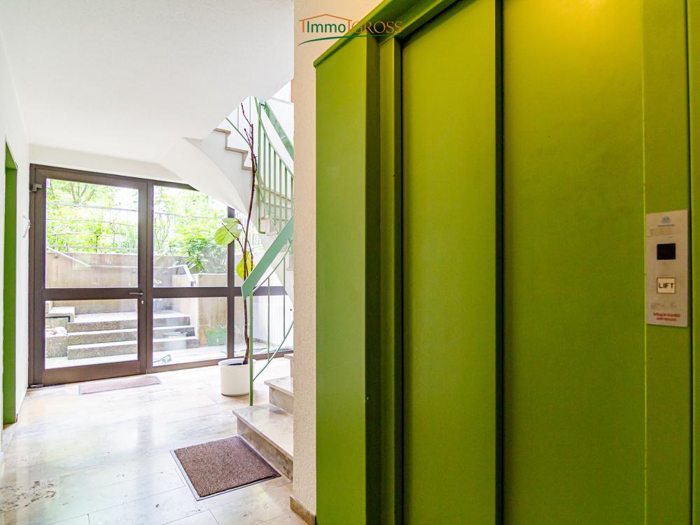 Personenaufzug mit Treppe und weiterem Eingangsbereich