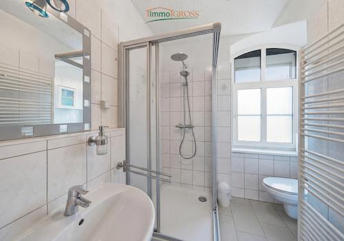 Helles Badezimmer mit Dusche