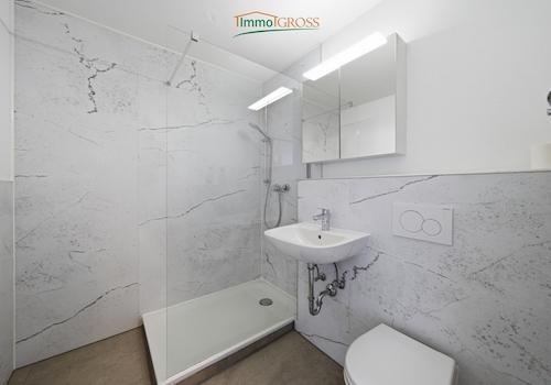 Modernes Badezimmer mit bodentiefer Dusche