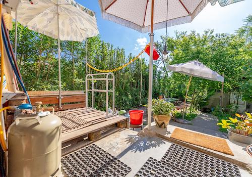 ...mit gemütlichem Plätzchen zum Sonnen und Entspannen