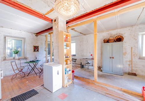 Offene Räume mit Möglichkeiten zum Modernisieren