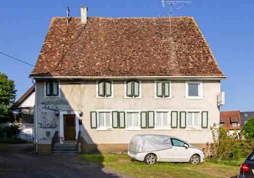 Das Haus von vorne mit Parkmöglichkeiten