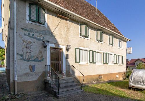 Das Haus mit Eingang zur Wirtschaft