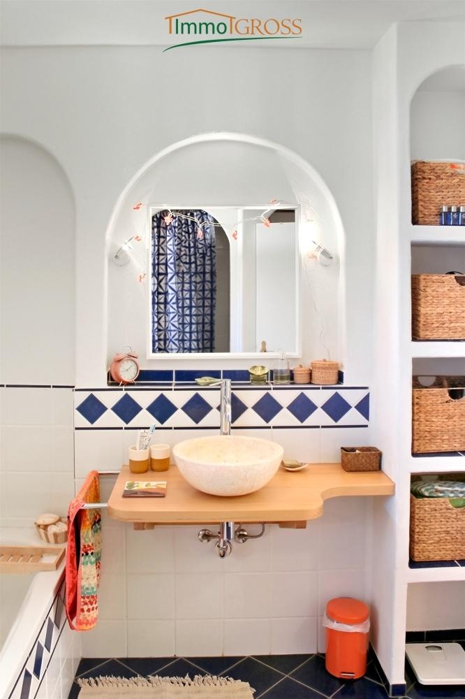 Badezimmer mit Dusche und Badwanne