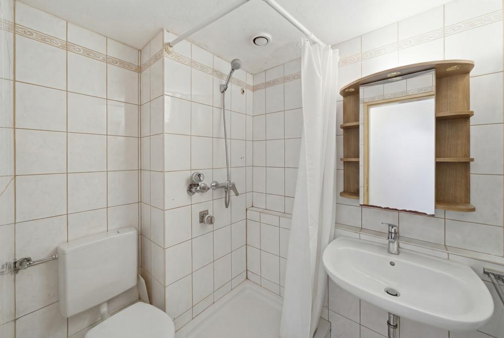 Badezimmer mit Dusche