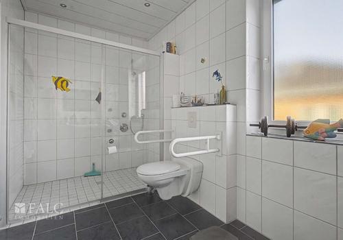 Rollstuhlgerechtes Badezimmer en Suite_WE01