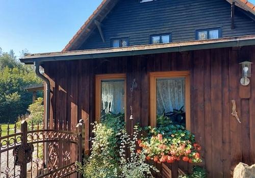 Hofeingangstor mit Garagenanbau