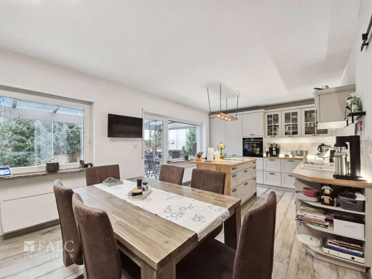 Küche mit Essbereich