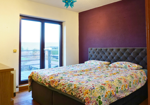 Schlafzimmer mit Balkonzugang