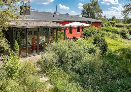 Westseite mit Wintergarten