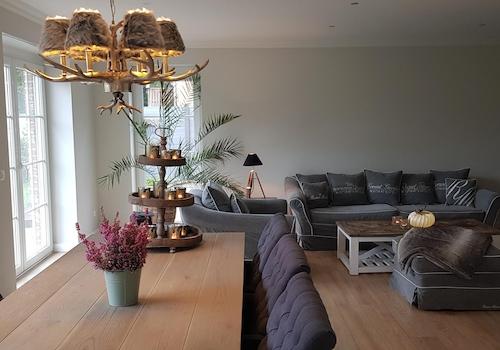 Wohnzimmer mit Esstisch