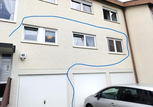 Hauseingang links u. Garage