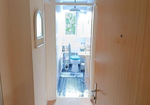 Wohnungseing. r. WC u. Bad