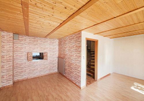 Essplatz mit Durchreiche