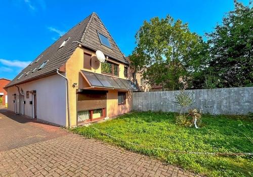 Südansicht mit Parkplatzbereich