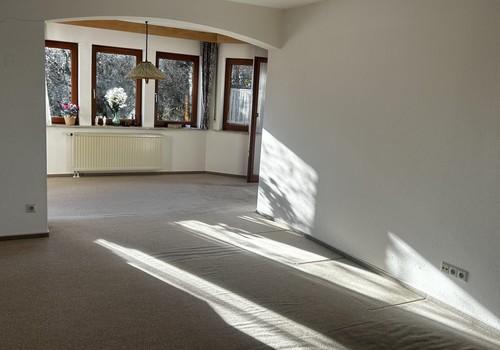 Blick Wohnzimmer ins Esszimmer