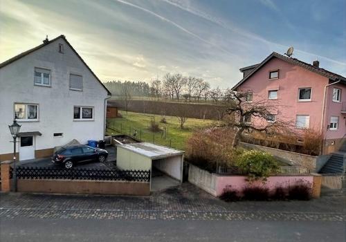 Blick ins Grüne vom Balkon