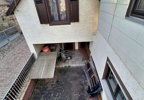 Blick in den Hof vom kleinen Balkon