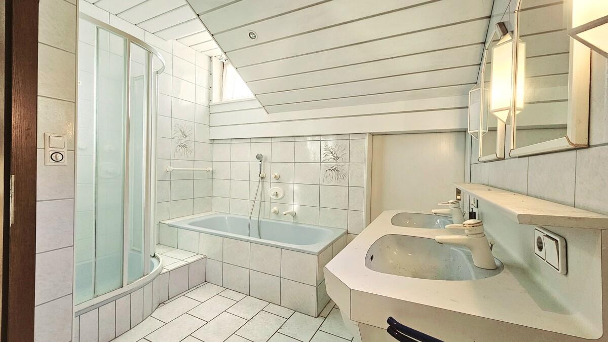 Bad mit Wanne Dusche, Doppelwaschtisch Bidet OG