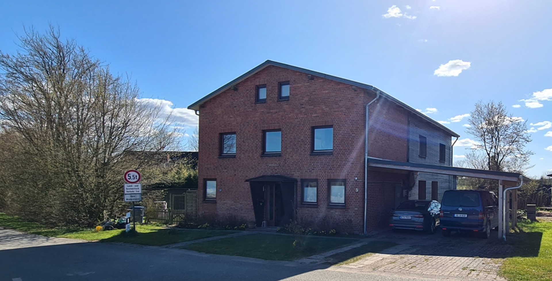 Altbau/Carport/Straße