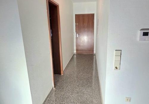 Flur z. Eingangstüre(Kinderzi)