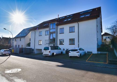 Außenansicht mit Stellplatz