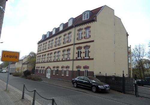 Frontseite mit el. Tor