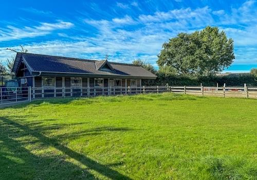 Freistehender Pferdestall