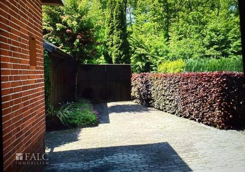 Einfahrt in den privaten Wald