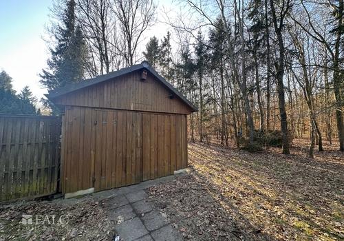 Großzügige Abstellmöglichkeiten am Wald