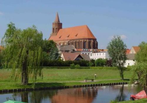 Blick auf die St. Marienkirche über die Spree