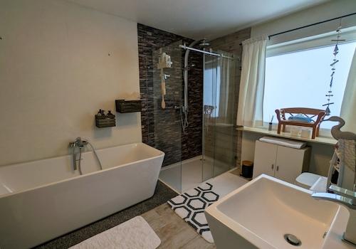 Tageslichtbad mit Wanne und Dusche im Erdgeschoss