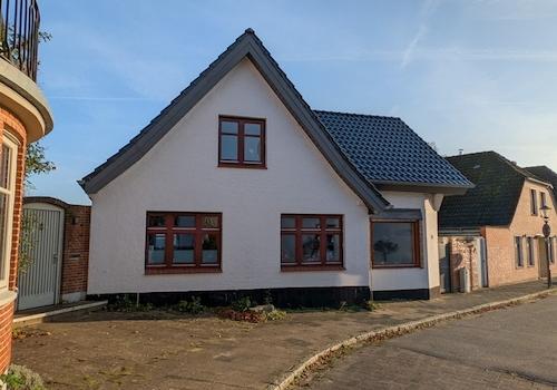 Die Straßenansicht des Hauses