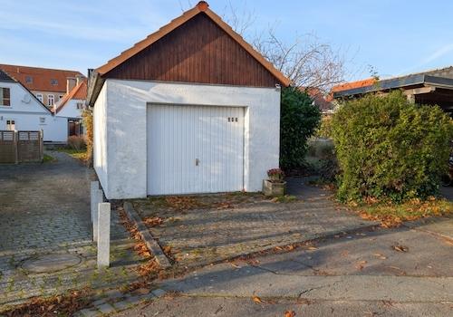 Garage und Carport auf der Rückseite