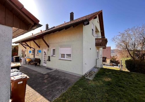 Eingang DHH mit Garten