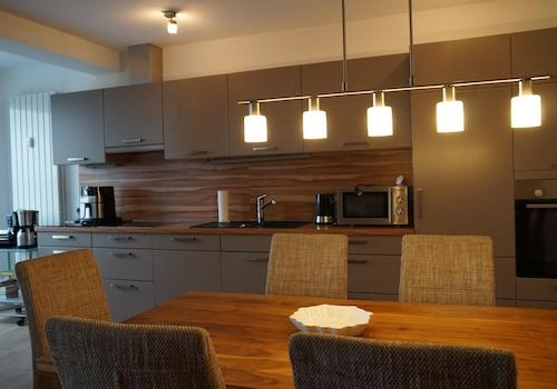 Wohn-Esszimmer mit Einbauküche