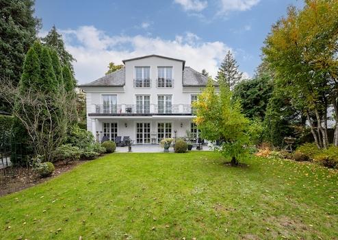 AIGNER - Luxuriös und durchdacht: Villa mit Aufzug in einem Parkgrundstück