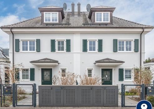 AIGNER - Exklusives Wohnen in Trudering: Moderne Doppelhaushälfte mit Wohlfühlfaktor