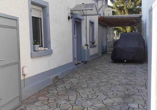 Hof mit Stellplätzen