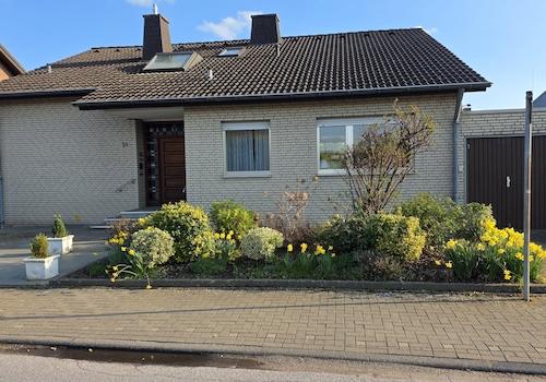 Frontseite mit Garage